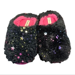 Dearfoams Girls Black Fuzzy Slippers with Colorful Star Pattern Size 13-1